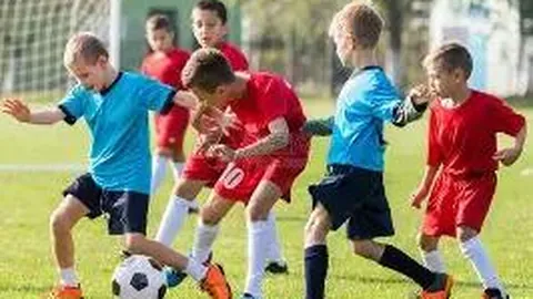 “西蒙斯扣篮耀眼，琼斯空中接力瞬间爆扣”